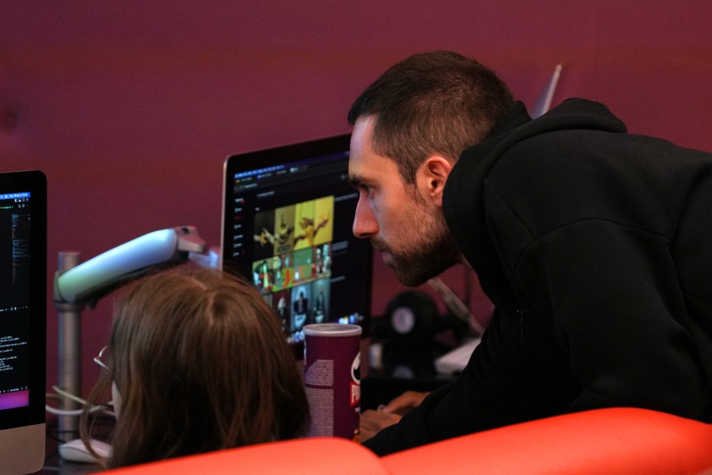 Tom Auger working with a student during the TUMO Paris generative AI masterlab